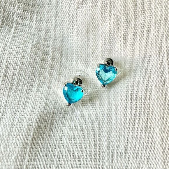 Light blue heart stud earrings - Picture 1 of 3